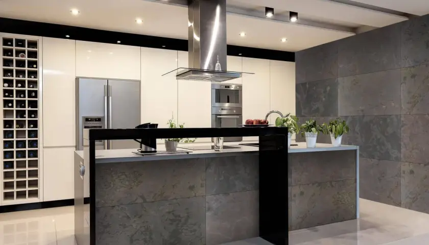 Cocina moderna con isla central, vinoteca y electrodomésticos integrados. Inspiración cocinas de diseño.
