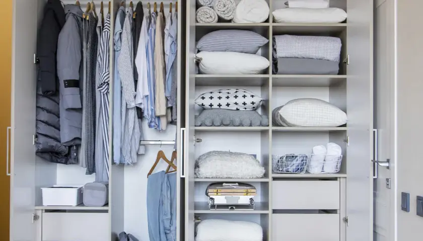 Armarios por dentro: ideas de organización con ropa colgada, cajones y estantes llenos de textiles doblados y cestas.