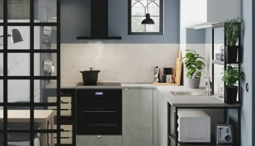 Cocinas pequeñas y bonitas con estilo moderno. Una olla humeante en la estufa, plantas verdes y una ventana con diseño.