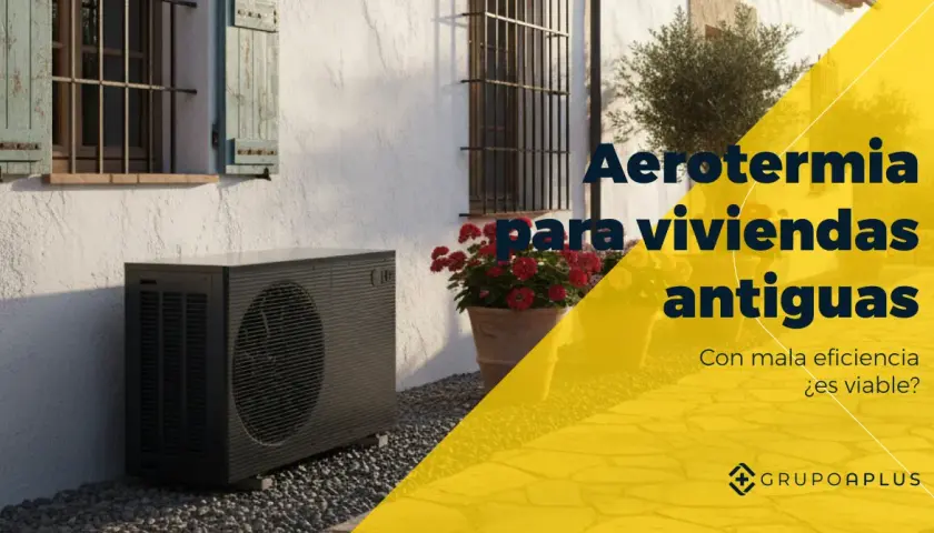 Unidad exterior de aerotermia junto a una casa antigua. ¿Aerotermia que es? ¿Es viable para viviendas con mala eficiencia?