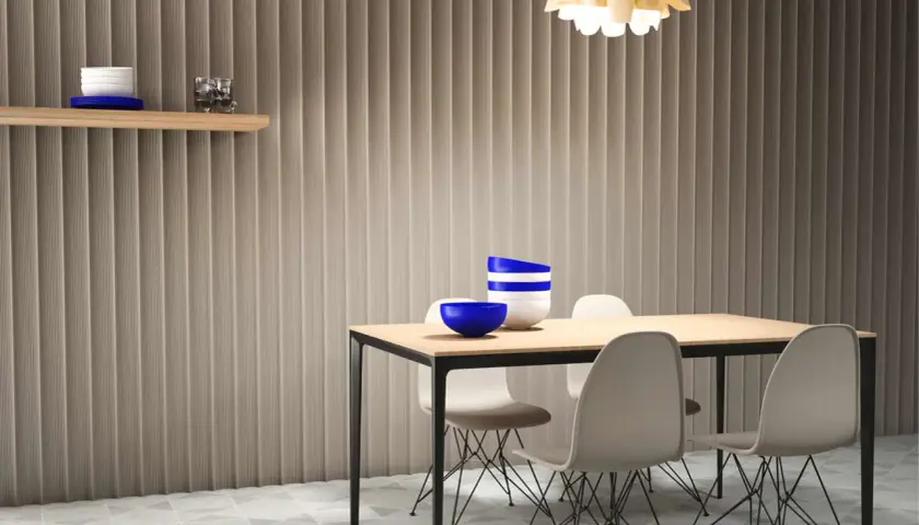 Ideas para tapar paredes feas: panelado vertical texturizado, estantería de madera y mesa de comedor con sillas modernas.