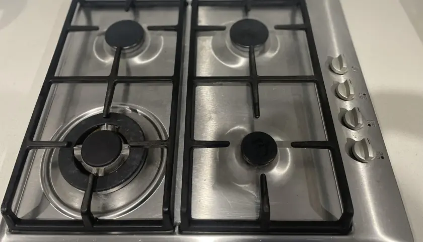 Encimera de gas Teka de acero inoxidable con cuatro quemadores y mandos. Preparada para desmontar.