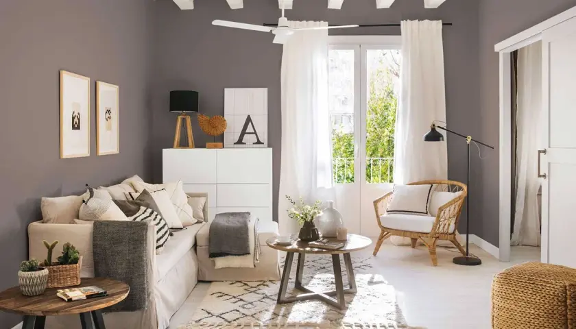 Salón acogedor con sofá beige, sillón de mimbre y mesa de centro. Ideas para un salón moderno y luminoso.