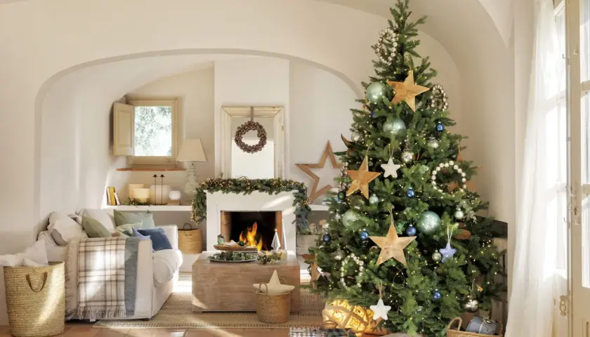 Acogedores salones decorados de navidad, con árbol brillante, chimenea encendida y detalles festivos.