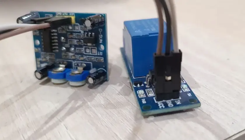 Componentes para como instalar un sensor de movimiento con interruptor: módulo PIR y módulo de relé.