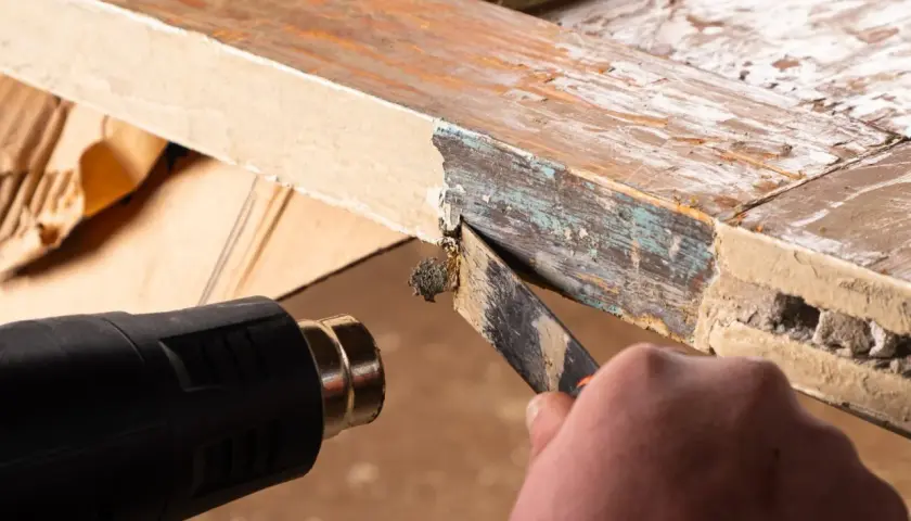 Herramienta para quitar pintura de madera sin lijar. Se usa pistola de calor y rasqueta para remover capas viejas.