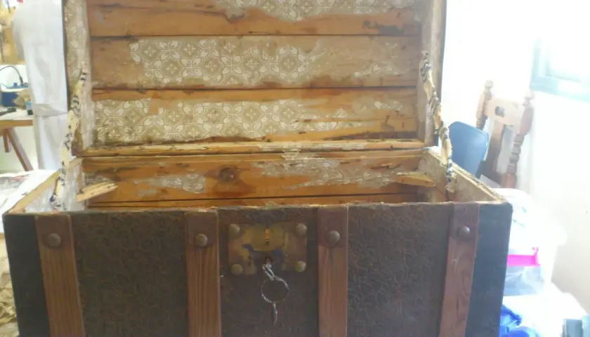 Baúl antiguo con forro de papel estampado despegándose. ¡Ideas para restaurar baul y devolverle su esplendor!