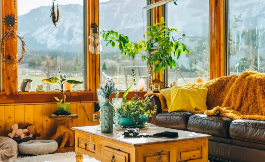 Cómo lograr un salón acogedor con luz, texturas y piedra natural