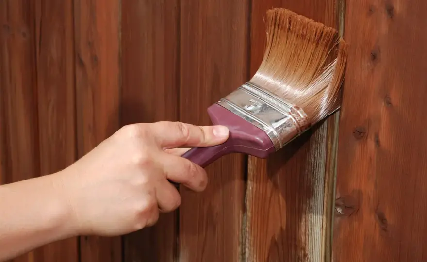 Cómo oscurecer madera barnizada sin lijar y que quede bien