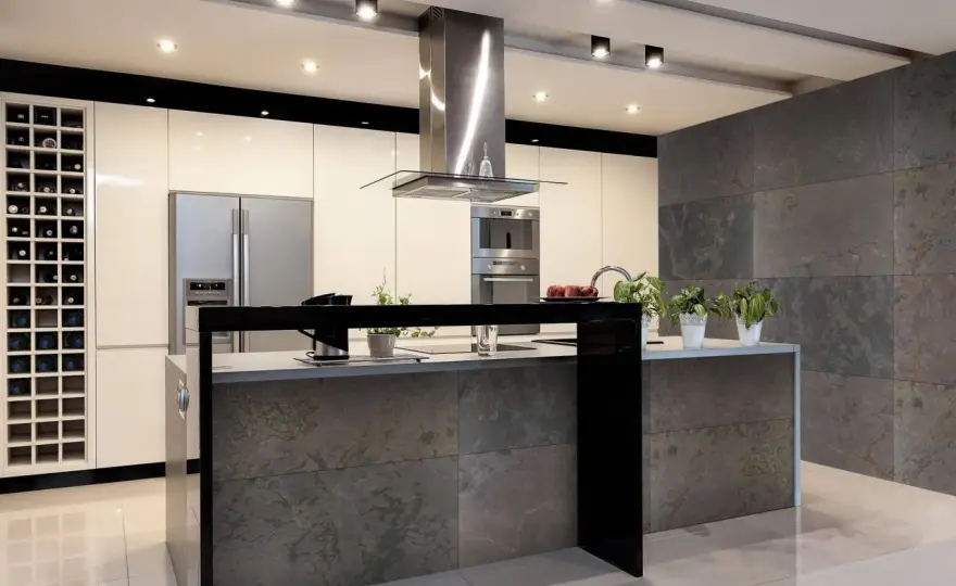 Cocinas con piedra natural y diseño funcional