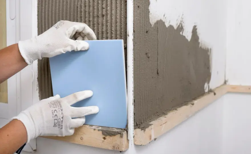 Cómo alicatar una pared sin errores y con buen acabado