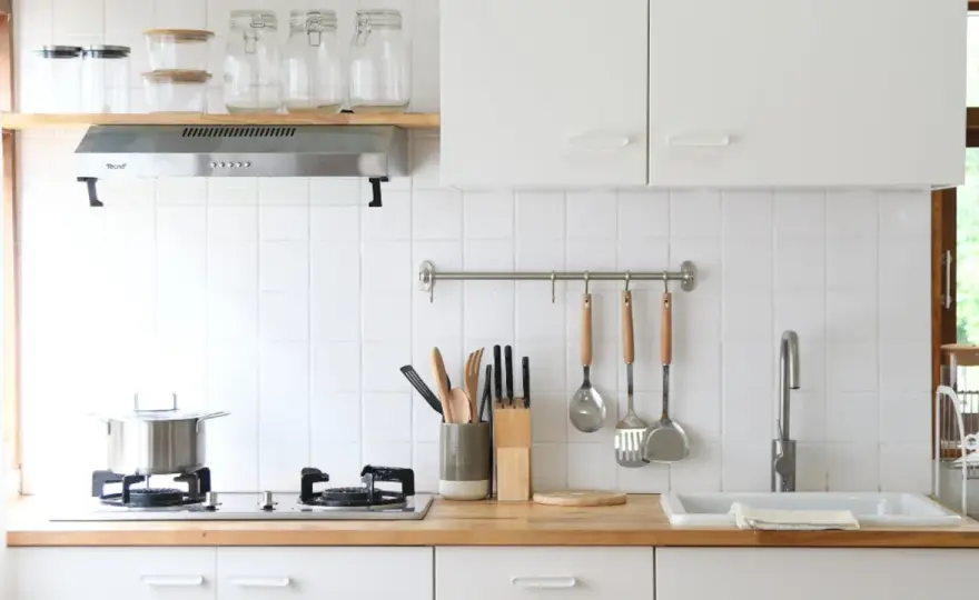 Cómo organizar cocinas pequeñas para ganar espacio y comodidad