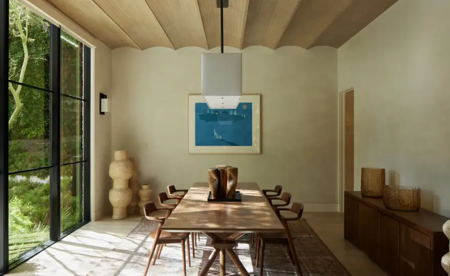 Decoración relajante para una casa serena con luz y piedra natural