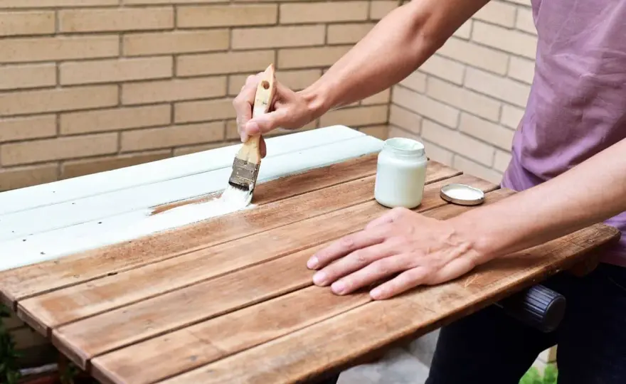 Cómo pintar una mesa de madera barnizada sin arruinarla