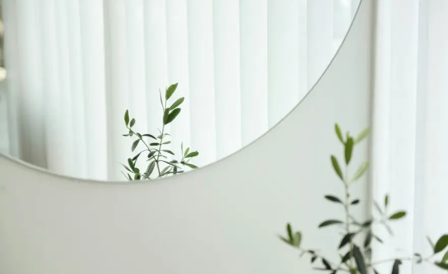 Cómo decorar un espejo sin recargarlo y con más luz