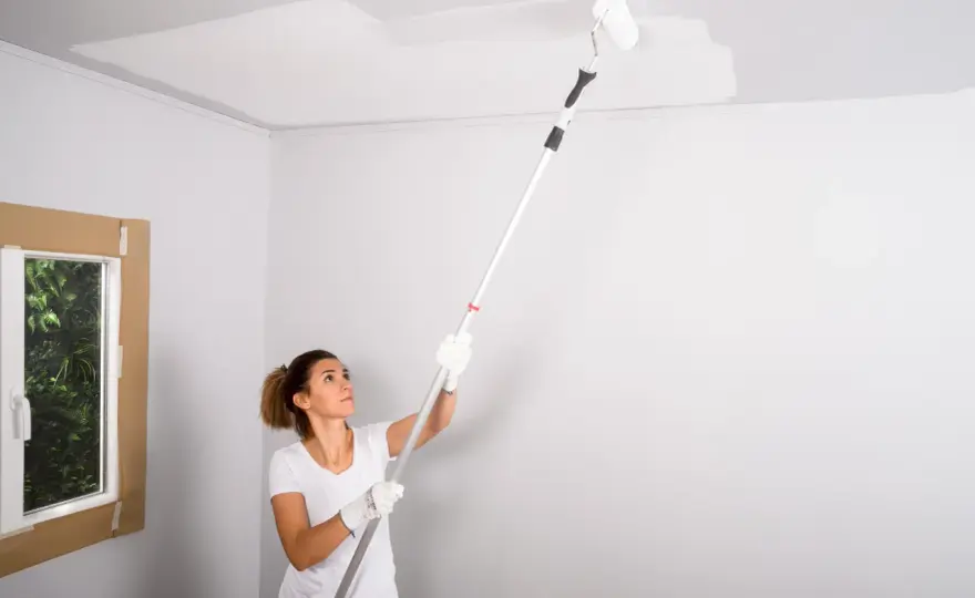 Pintar techo y paredes primero para un acabado limpio