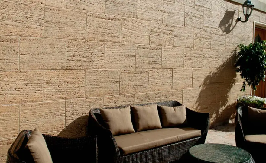 Pared de piedra para el patio - ideas para acertar sin recargarlo