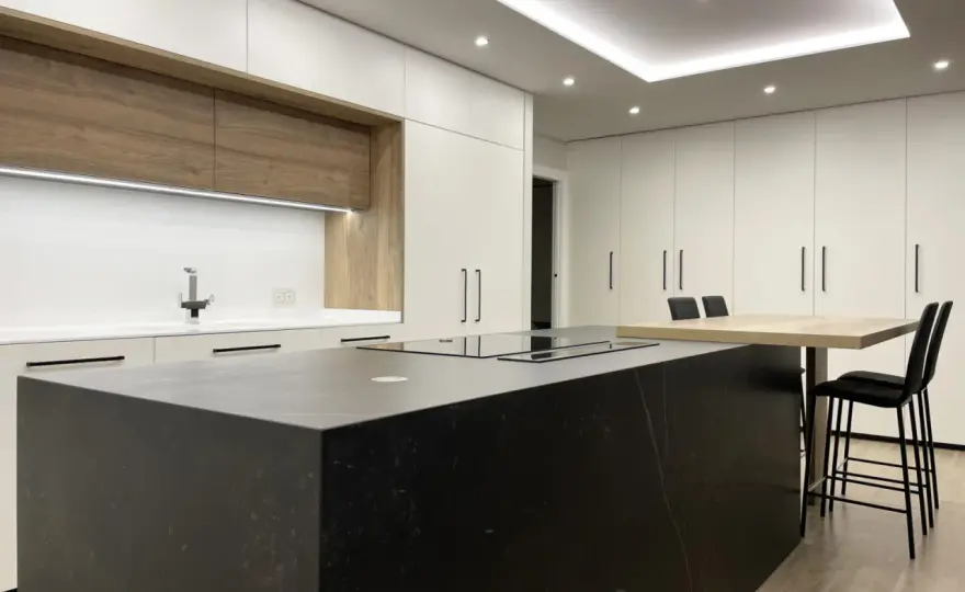 Cómo iluminar una cocina y realzar la piedra natural