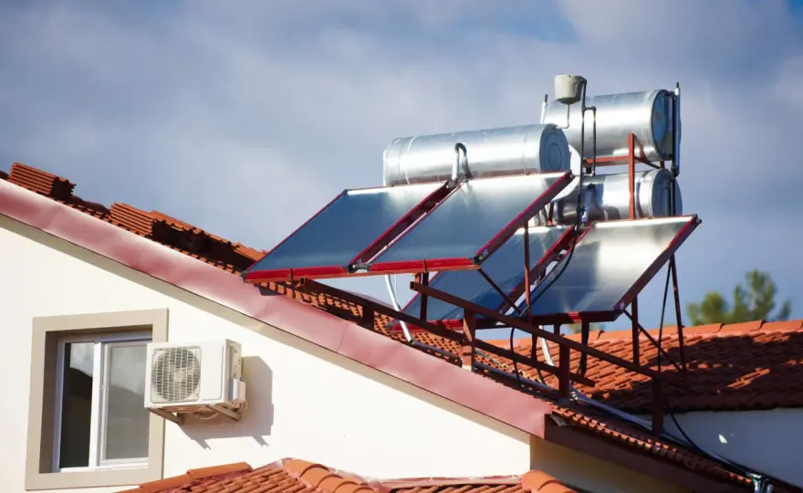 Solar térmica en casa - cuándo compensa y cuánto ahorra