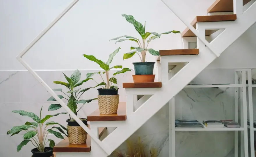 Cómo decorar la escalera interior sin recargarla