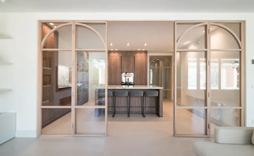 Cocina semiabierta con cristal - cómo acertar con piedra y cierre