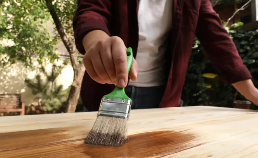 Cómo impermeabilizar madera y elegir el acabado ideal
