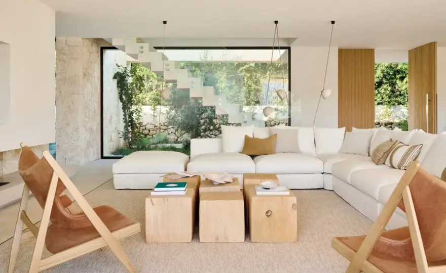 Salón mediterráneo auténtico - luz, piedra y materiales naturales