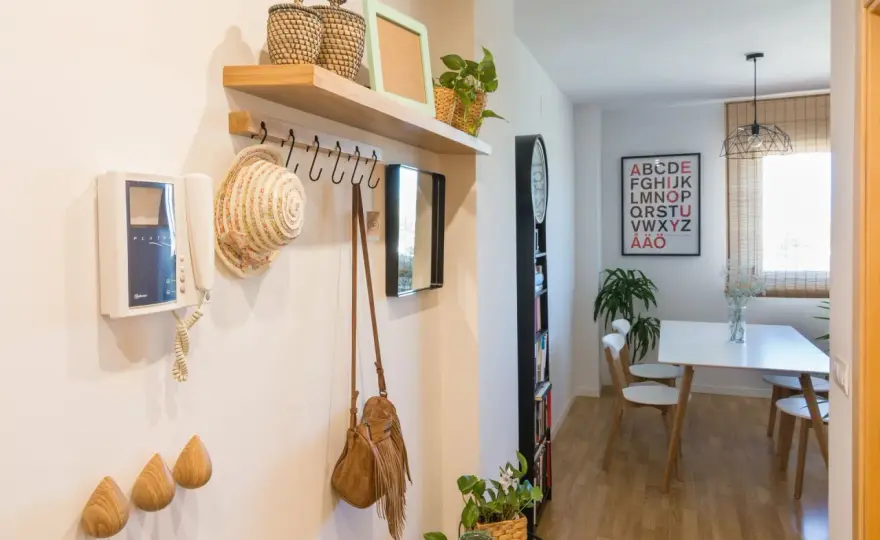 Pasillos con madera en la pared - cómo acertar y cuánto cuesta