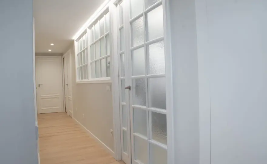 Qué colores de puertas funcionan mejor según la luz y el suelo