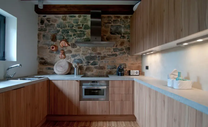 Cómo lograr una cocina bien resuelta con piedra natural