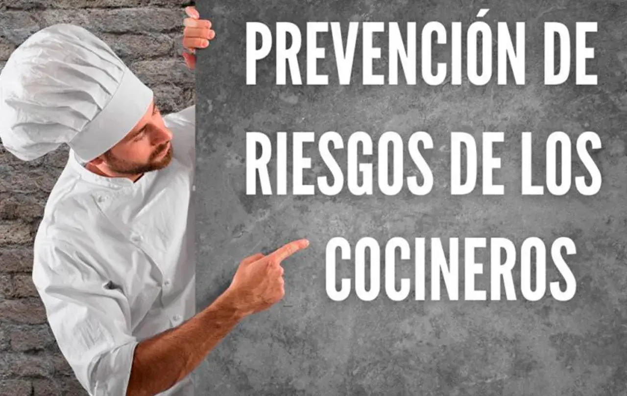 Chef señalando "Prevención de riesgos de los cocineros". Conoce las normas de la cocina para trabajar seguro.