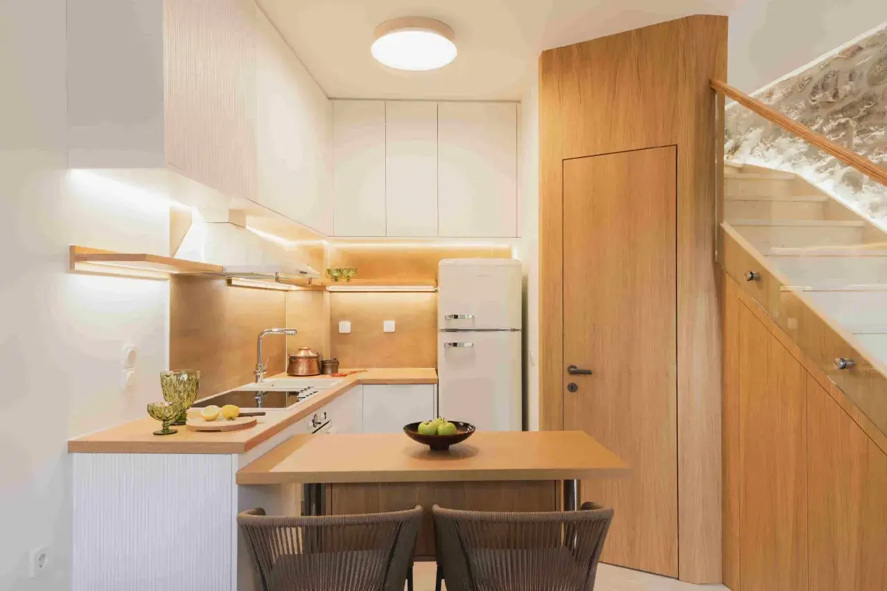 Ideas para como decorar un office de cocina: encimera de madera, nevera retro y escaleras de diseño.