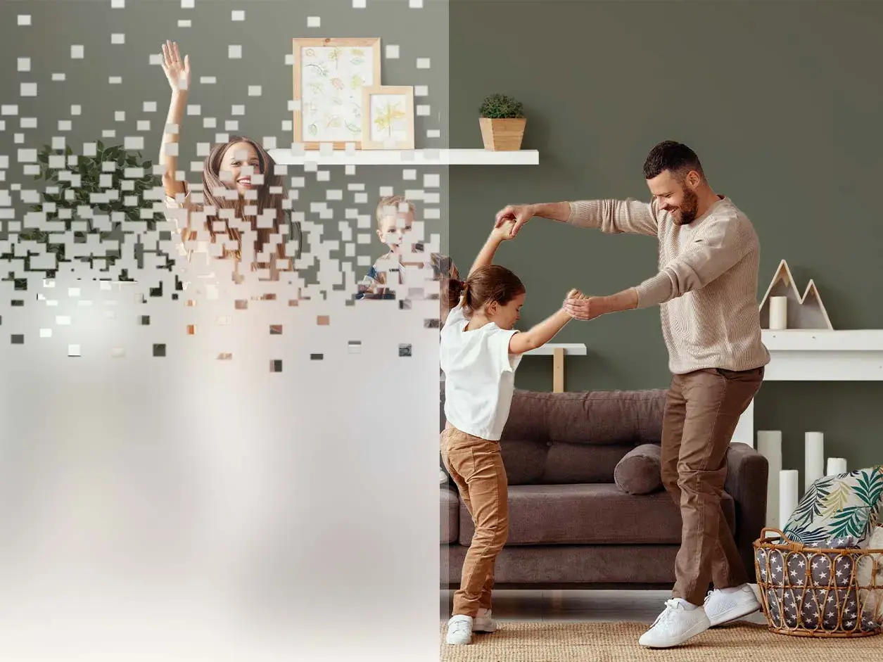 Familia feliz bailando, con diferentes tipos de vinilos decorativos que crean un efecto pixelado en la imagen.