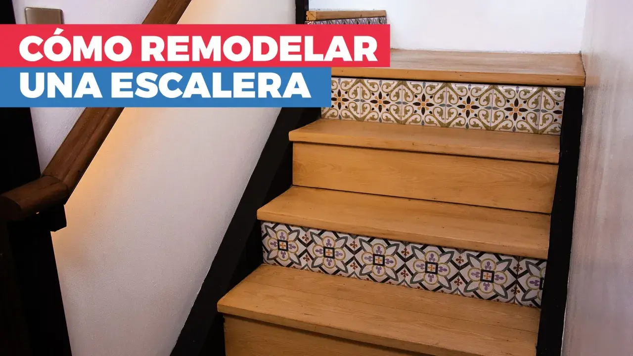 Escalera de madera renovada con azulejos decorativos en los contrahuellas. ¡Descubre cómo pintar escalera de madera sin lijar para un cambio rápido!