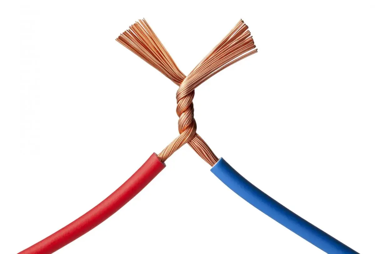 Dos cables, uno rojo y otro azul, se unen en un nudo de cobre. ¿Cuál es el cable L?
