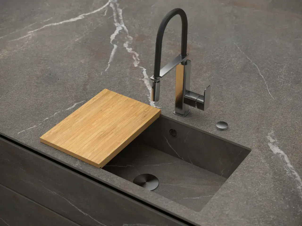 Encimera de cocina moderna con fregadero integrado, grifo flexible y tabla de cortar de bambú. Explora los tipos de fregaderos.
