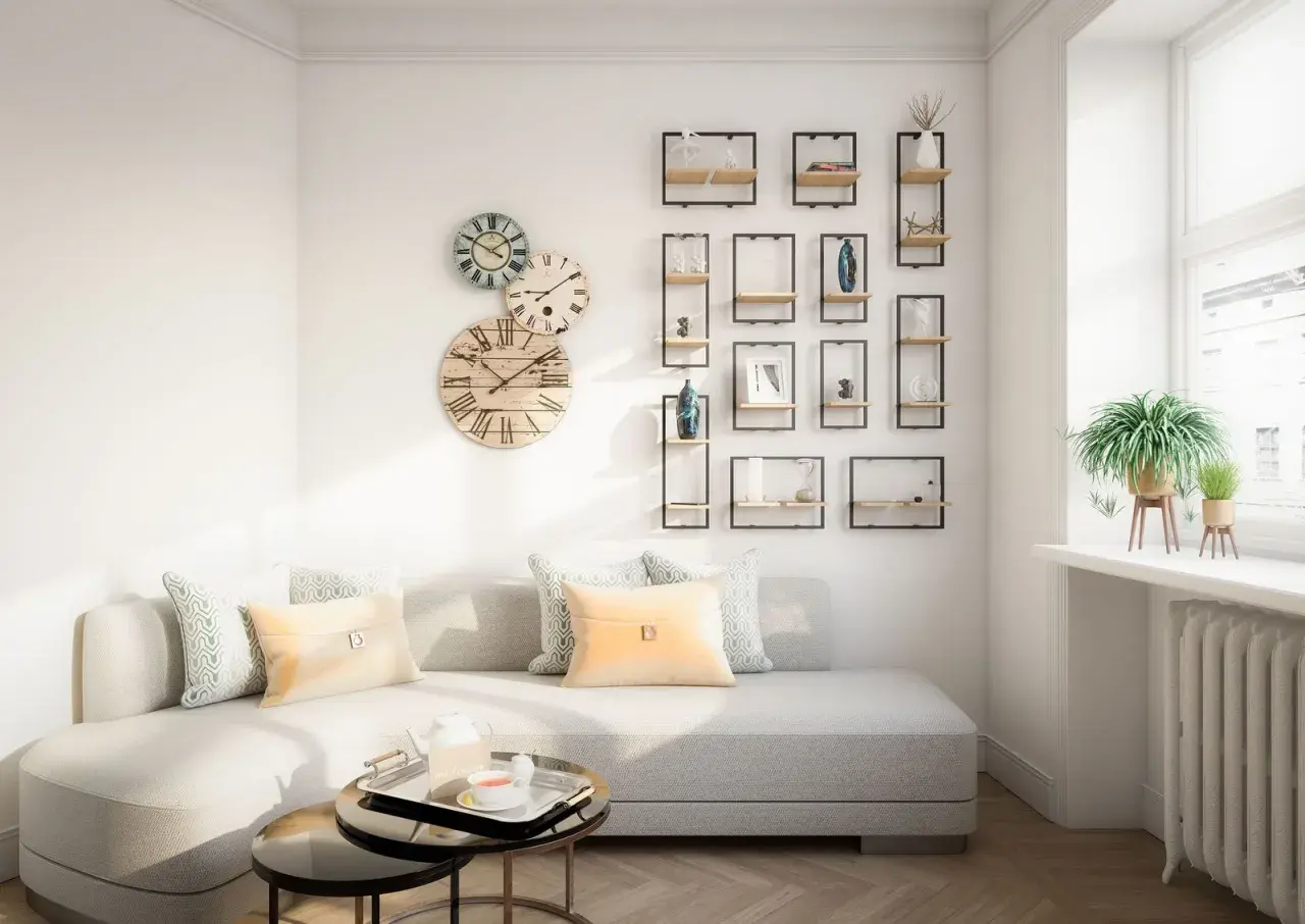 Acogedora sala de estar pequeña con sofá gris, cojines color crema y menta, y una pared decorada con relojes y estanterías flotantes.