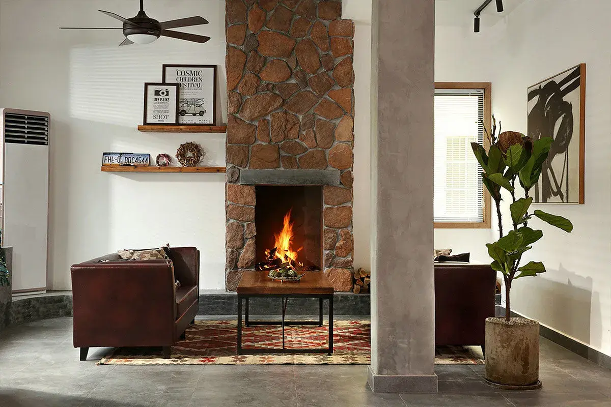 Ideas para como decorar una chimenea rustica: piedra, madera y un fuego acogedor.