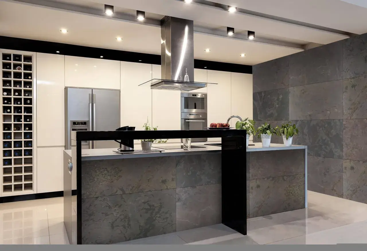 Cocina moderna con isla central, vinoteca y electrodomésticos integrados. Inspiración cocinas de diseño.