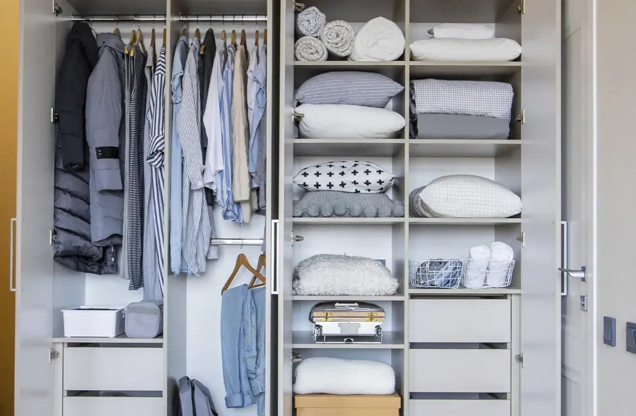 Armarios por dentro: ideas de organización con ropa colgada, cajones y estantes llenos de textiles doblados y cestas.