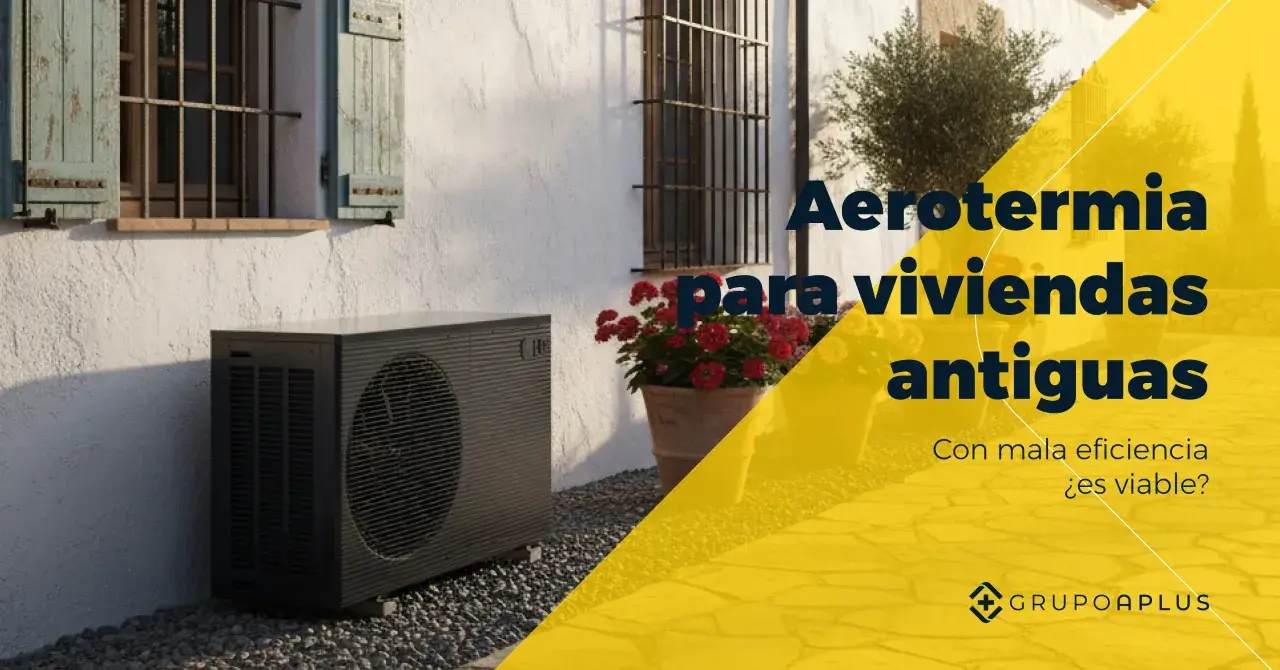Unidad exterior de aerotermia junto a una casa antigua. ¿Aerotermia que es? ¿Es viable para viviendas con mala eficiencia?