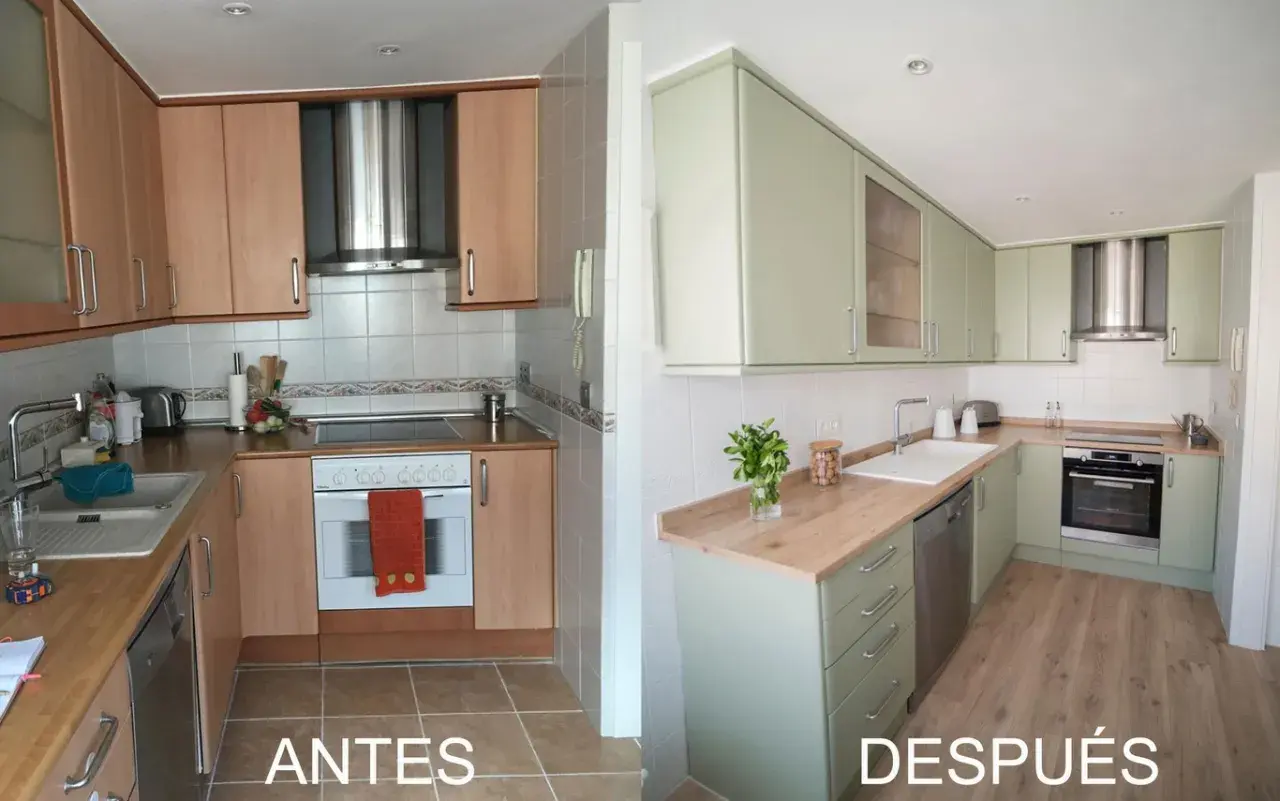 Cocina transformada: antes, muebles de madera y después, muebles verdes y encimera de madera. ¡Una reforma de cocina sin obras que inspira!