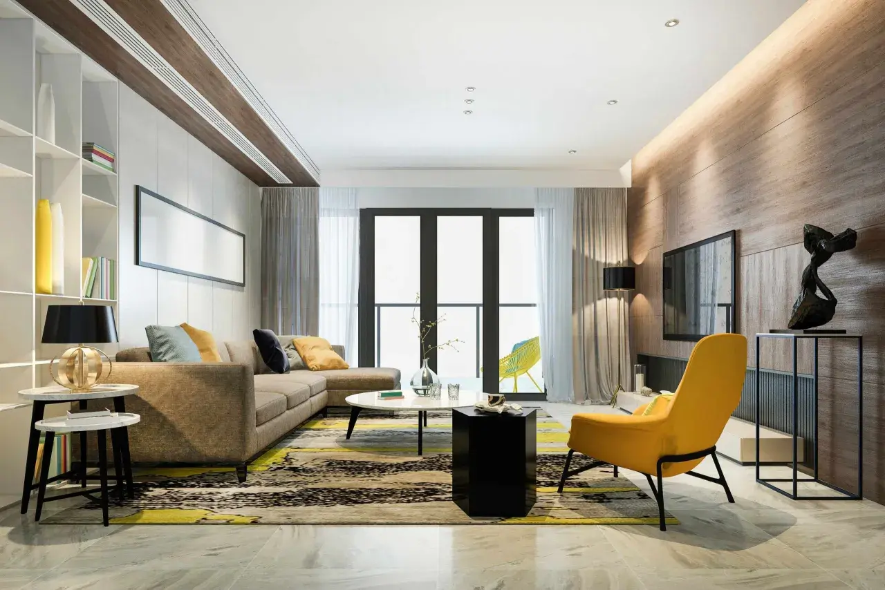 Un salón moderno con sofá marrón, alfombra llamativa y acentos amarillos. La iluminación indirecta en el techo y la pared de madera crea un ambiente cálido, ideal para saber como iluminar un salon.