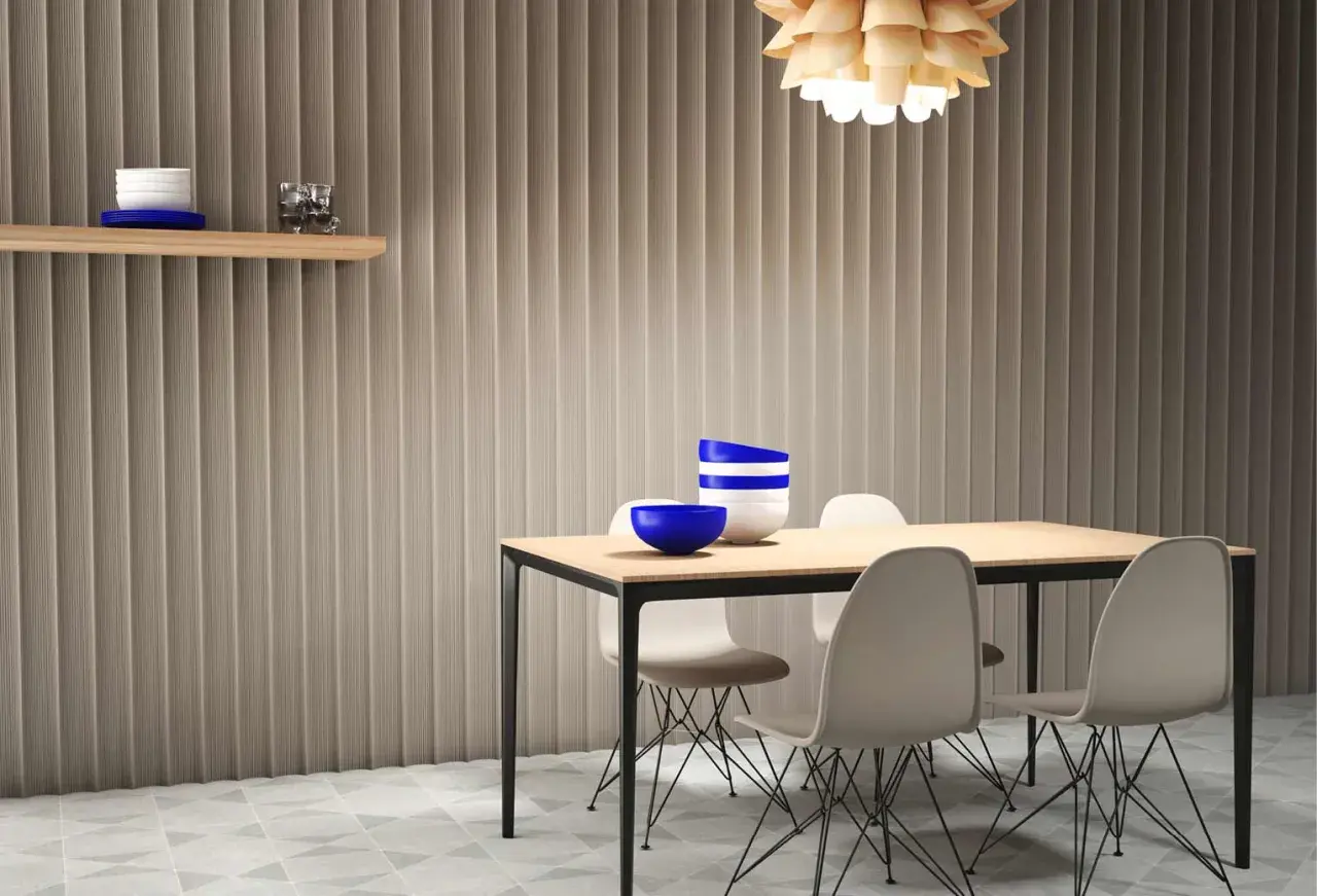 Ideas para tapar paredes feas: panelado vertical texturizado, estantería de madera y mesa de comedor con sillas modernas.