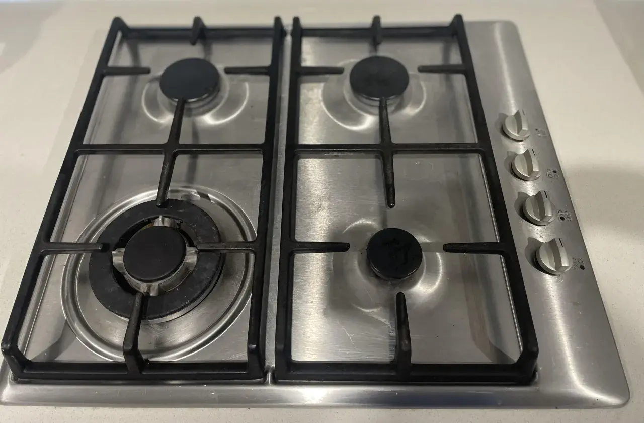 Encimera de gas Teka de acero inoxidable con cuatro quemadores y mandos. Preparada para desmontar.