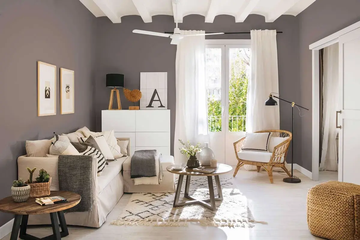 Salón acogedor con sofá beige, sillón de mimbre y mesa de centro. Ideas para un salón moderno y luminoso.