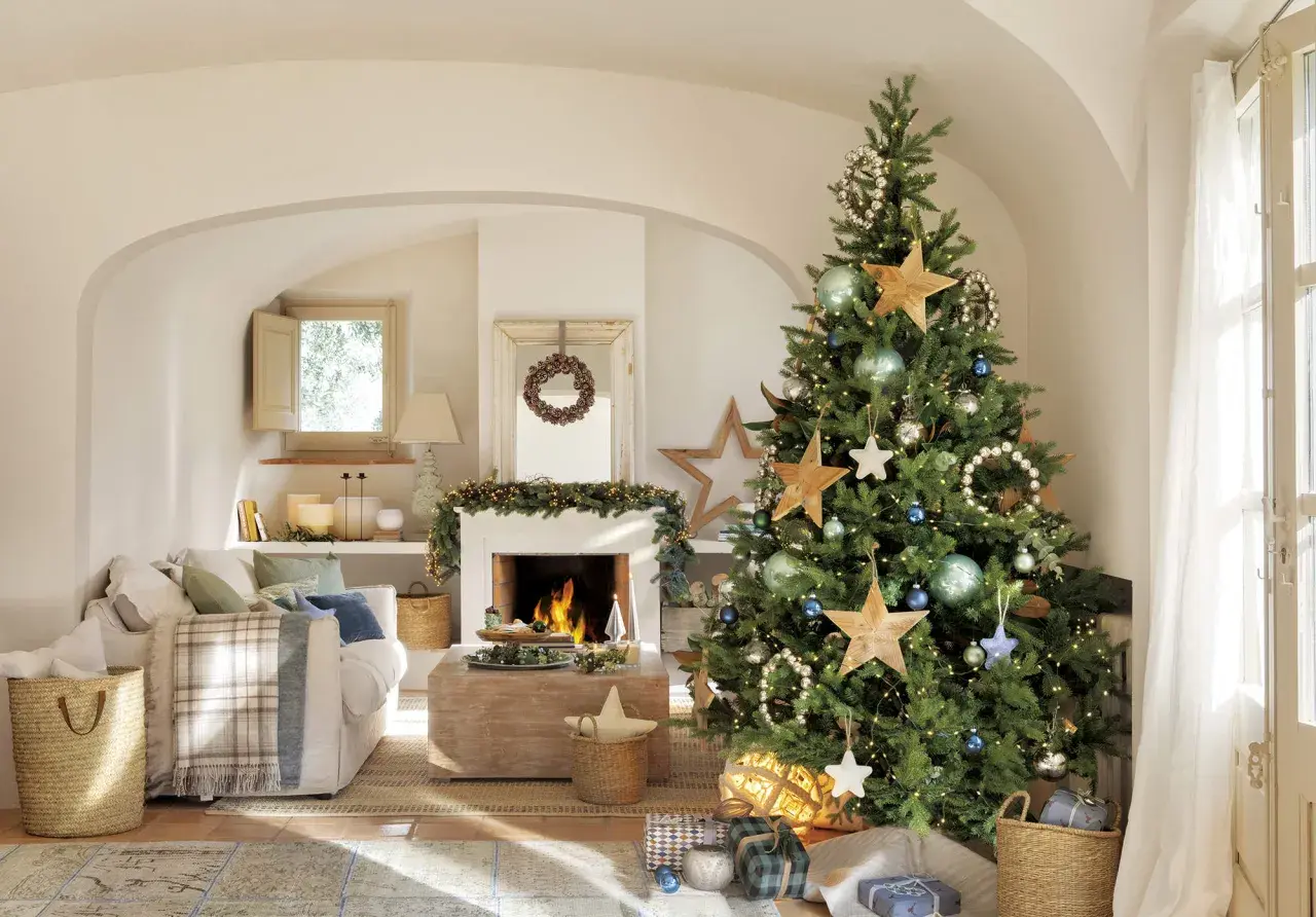 Acogedores salones decorados de navidad, con árbol brillante, chimenea encendida y detalles festivos.