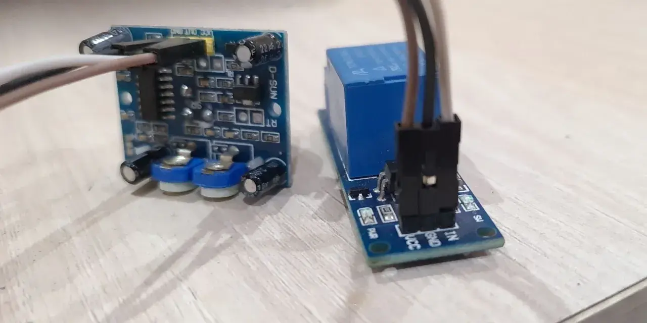 Componentes para como instalar un sensor de movimiento con interruptor: módulo PIR y módulo de relé.