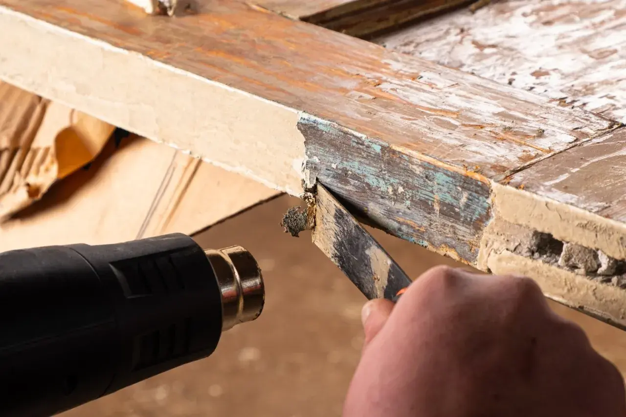 Herramienta para quitar pintura de madera sin lijar. Se usa pistola de calor y rasqueta para remover capas viejas.