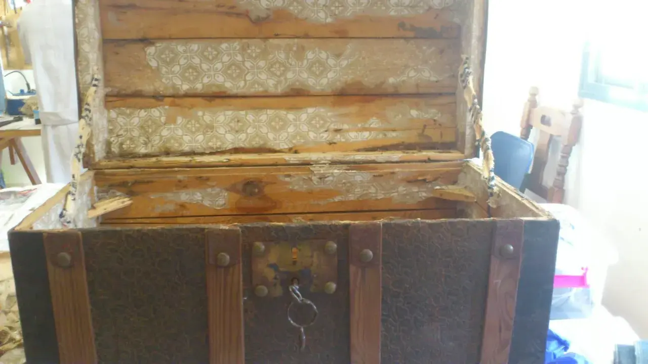 Baúl antiguo con forro de papel estampado despegándose. ¡Ideas para restaurar baul y devolverle su esplendor!